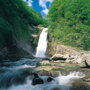 自然の中の涼と癒しのスポット「日本の滝100選」 サムネイル画像