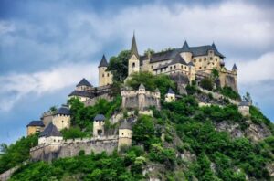 「絵本に出てくるような城」トップ5　ディズニーのモデルになった城も サムネイル画像