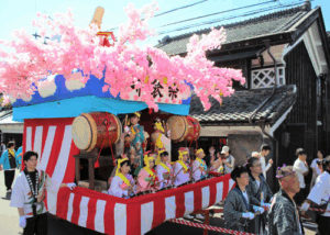 蔵の町に「布袋さま」を載せた豪華な山車も登場　宮城・村田で800年続くまつり サムネイル画像