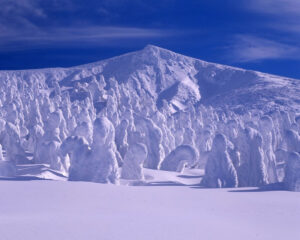 冬の絶景・風物詩10選。世界的にも珍しい、圧巻の「樹氷」の造形美 サムネイル画像