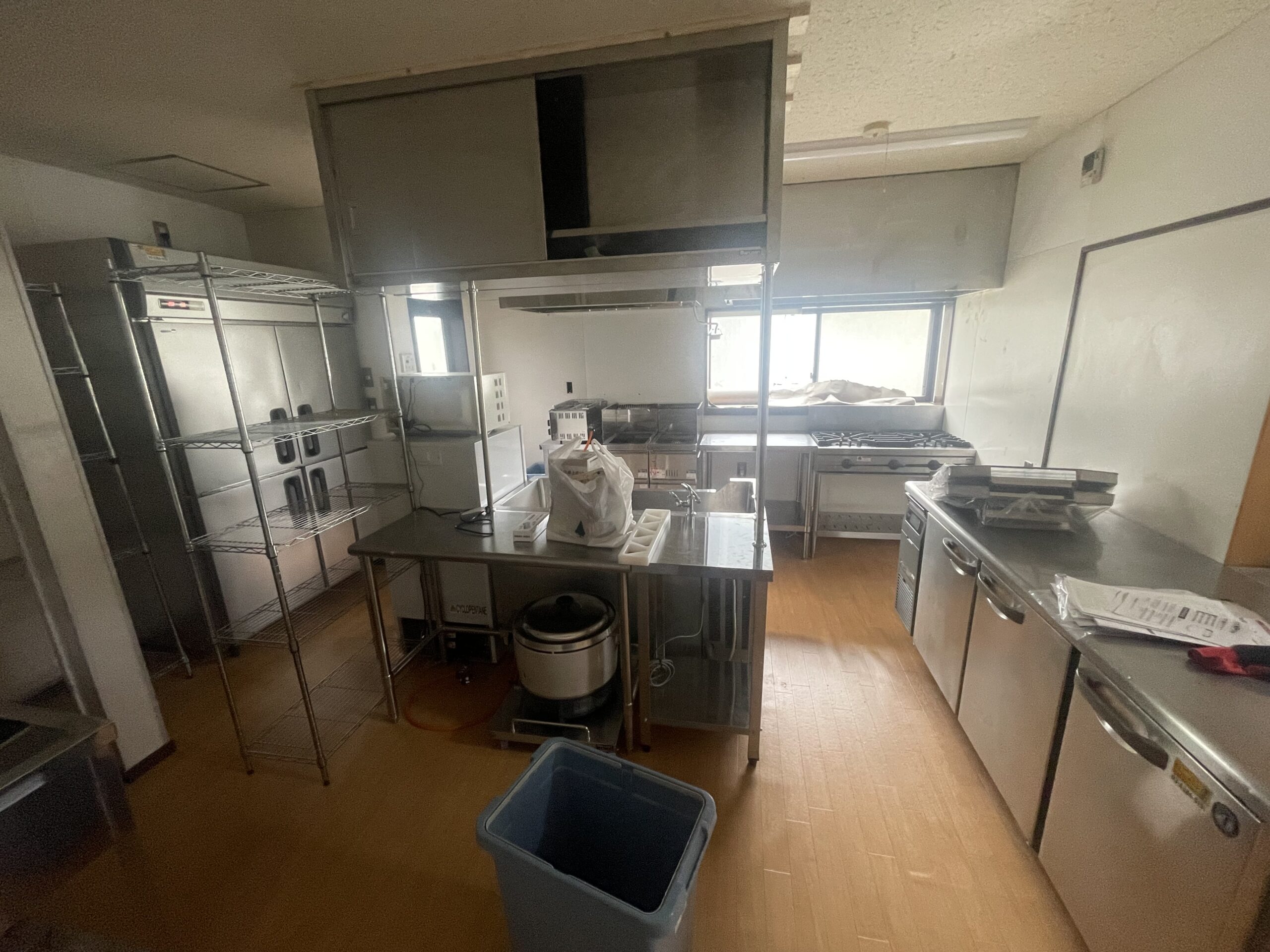 キッチン設備の搬入が完了しました。画像1